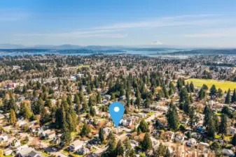 Blocks from Maple Leaf Park, coffee shops, restaurants, breweries, Northgate Link Station, bust stops and easy I-5 access