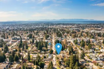 Blocks from Maple Leaf Park, coffee shops, restaurants, breweries, Northgate Link Station, bust stops and easy I-5 access