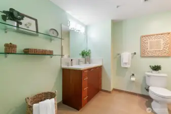 Primary en suite bathroom