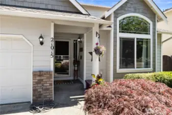 Covered front Porch!