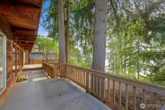 Feel like your in a treehouse over the lake