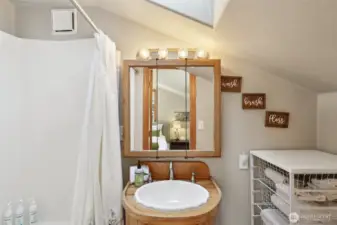Main house: Primary bathroom