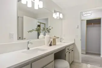 Warm and relaxing, this bathroom perfectly complements the suite.