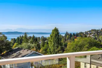 Welcome, come enjoy some refreshments on large deck while watching the sunset.
