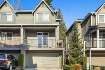 Well Kept 3 bedroom plus 3.25 bathroom Townhouse