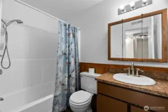 Full bath conveniently located between the two guest bedrooms.