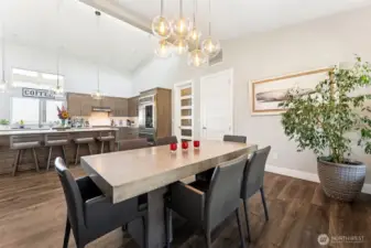A DINING ROOM DESIGNED FOR GATHERING
