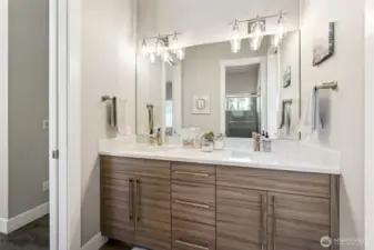 DOUBLE VINITY JACK-N-JILL BATH