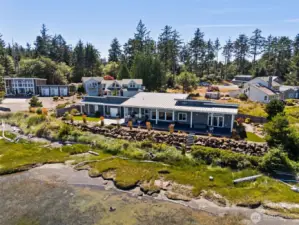 DESIGNED TO MAXIMIZE THOSE BAY VIEWS