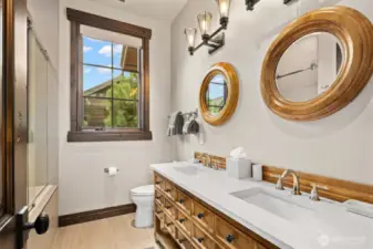 Upstairs Full Bathroom