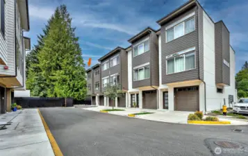 Building E showing END UNIT location providing MORE WINDOWS, MORE LIGHT AND MORE PRIVACY.