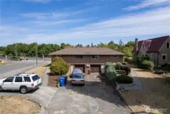 Driveways to garages w/ample parking