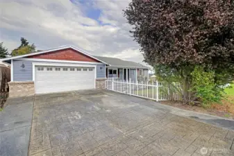 Cute Beach house in Country Club only minutes away from the beach!