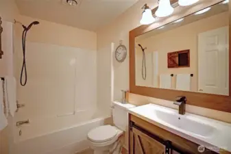 Beautifully update guest bedroom w/tub!