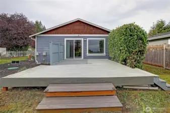 Spacious Trex deck great for BBQs and entertaining!