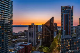 Easy access to the Monorail and Light Rail—including the anticipated Eastside expansion in April 2026—makes commuting across the region seamless.