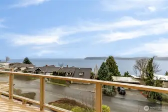 Large upper deck perfect for entertaining and watching the beautiful sunssets