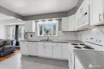 Clean and bright kitchen, a joy to work in.
