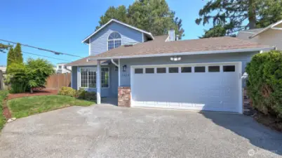 Step into comfort and style with this beautifully updated Lynnwood home, ready for you to move right in.