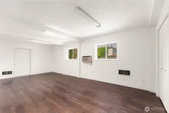 Bonus Room/Hobby Room/or Use as 3rd Bedroom (has built-in closets)