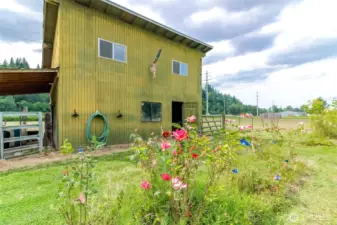 How cool is this barn?!