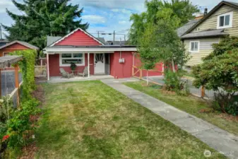 Large fully fenced front yard