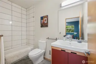 Lower level ensuite full bath.