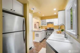 Great flow between living room, dining room, and kitchen.  You'll love the convenience of a circular floor plan!