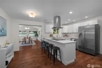 KICTHEN/DINING | Bar seating