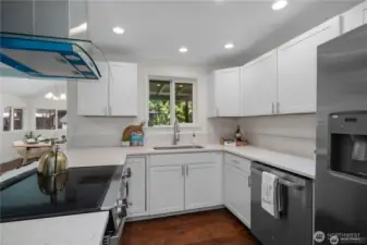 KITCHEN | Quartz topped shaker cabinets