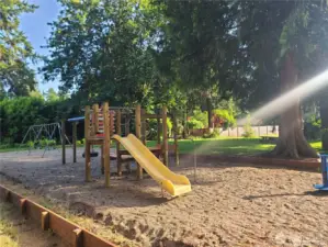 WOODSMUIR PLAYGROUND | Park and picnic tables
