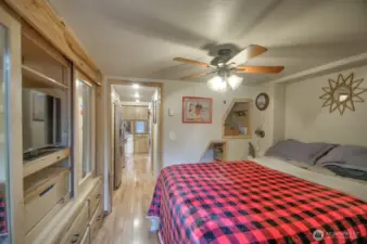 NICE CLOSETS AND DRAWERS WITH TV