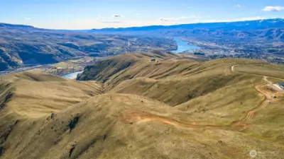 Sweeping panoramic views of the Columbia River winding through the valley below