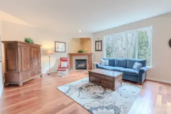 Living room w/ gas frpl