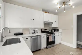 Newer updated kitchen, quartz counters