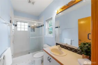 2337 West Beach Road primary bathroom