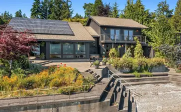 Amphitheater seating to waters edge