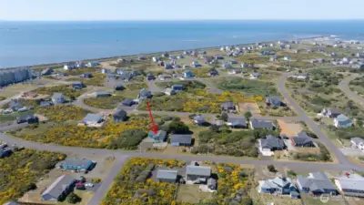 A short distance to the North Jetty for beachcombing, fishing, crabbing and clamming