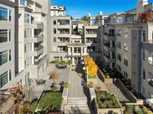 In Downtown Kirkland: Brezza's South-facing, Gated Courtyard