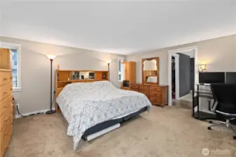 Great sized primary room