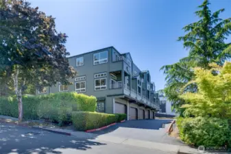 End Unit of this well ran HOA 5 home complex