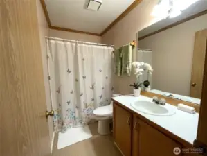 Upstairs full bathroom.