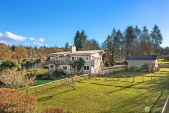 Spacious, sun-soaked property in Dockton with room for you to to dream, create, and enjoy island living.