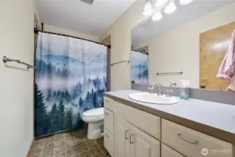 Upper level full bath with tub/shower combo.