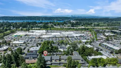 Convenient access to I90 and I405 for an easy commute to downtown Seattle and Bellevue, Microsoft, Amazon, Goodge and walk to the T-Mobile headquarters!