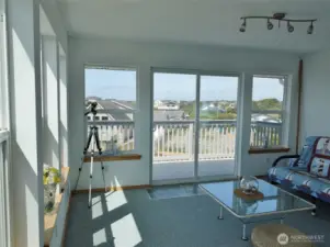3rd-Level: Bedroom w/ lots of windows to enjoy the natural light and Ocean Views.