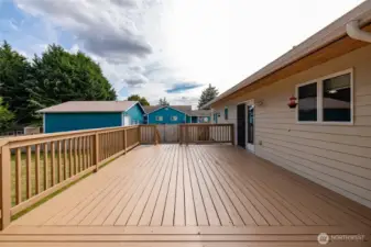 Huge two level deck with access to yard on both ends.