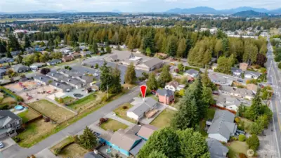 One mile to hospital, dining, shopping and just 1.5 to I5. No through traffic on this dead end street.