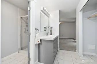 Primary en-suite bathroom