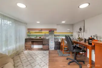 Detached work area (heated)